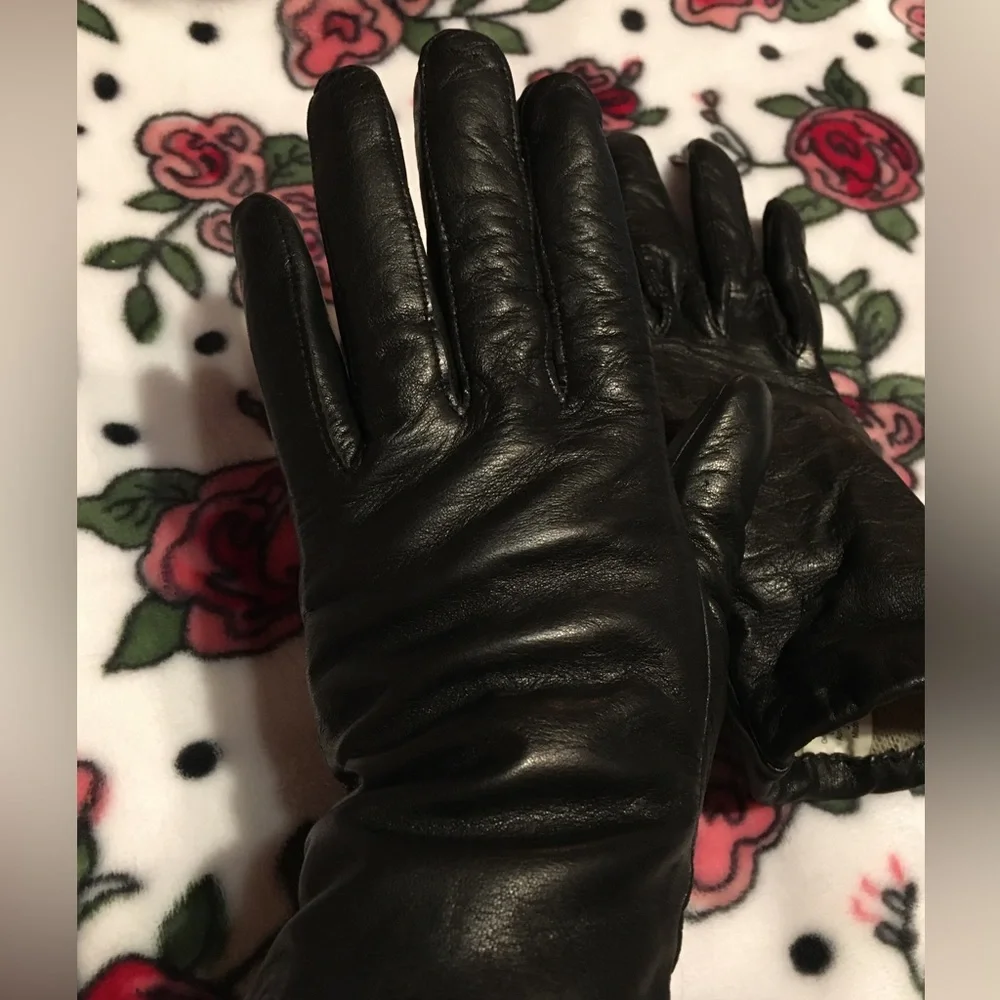 Black ISOTONER Leather gloves.